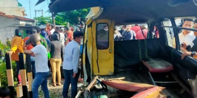 Kereta Api Tabrak Angkot di Medan, 4 Meninggal